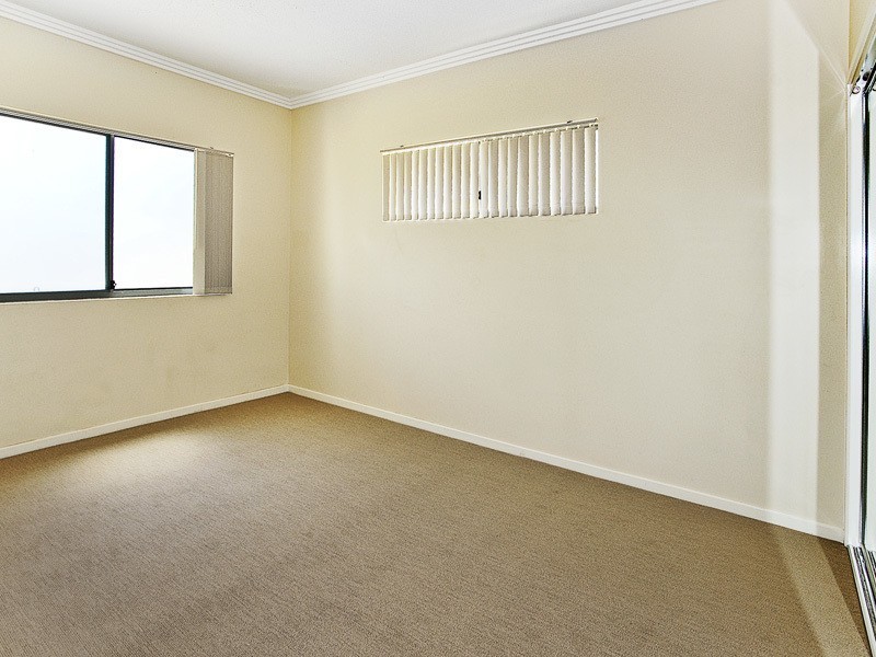 32 ROCK STREET, Scarborough QLD 4020