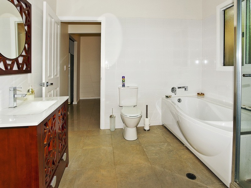 1 MOONAH ST, Coochiemudlo Island QLD 4184