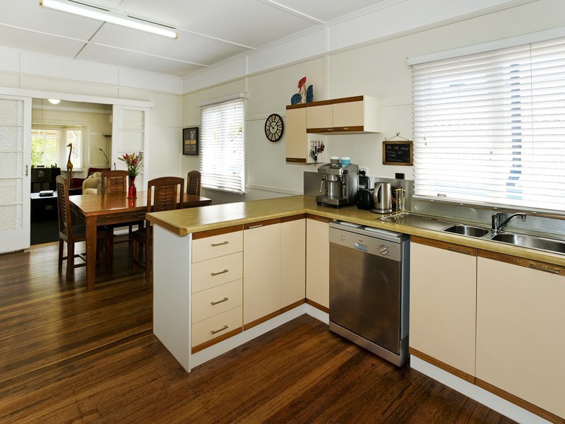 27 THURECHT PDE, Scarborough QLD 4020