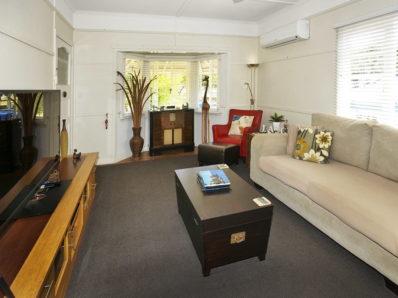 27 THURECHT PDE, Scarborough QLD 4020