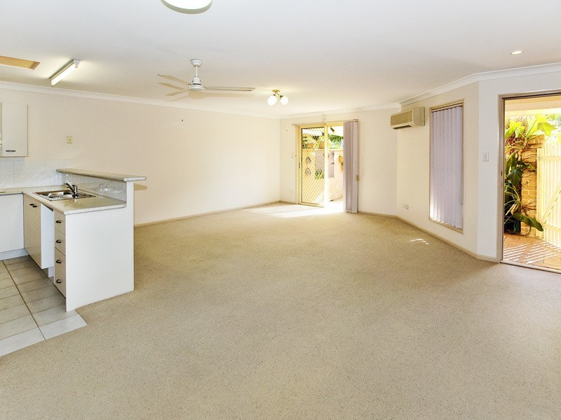 2/10 OSBOURNE ST, Scarborough QLD 4020