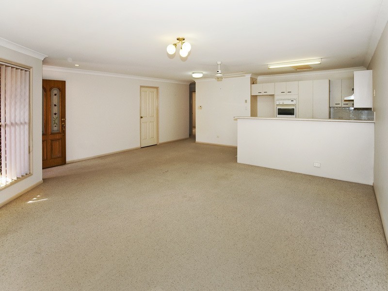 2/10 OSBOURNE ST, Scarborough QLD 4020