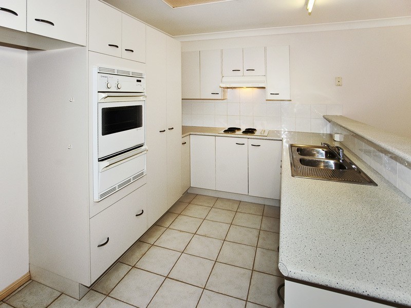 2/10 OSBOURNE ST, Scarborough QLD 4020