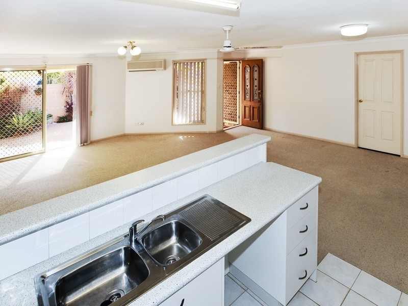 2/10 OSBOURNE ST, Scarborough QLD 4020