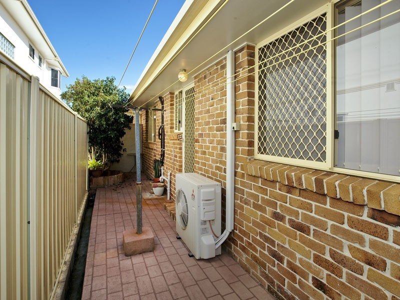 2/10 OSBOURNE ST, Scarborough QLD 4020