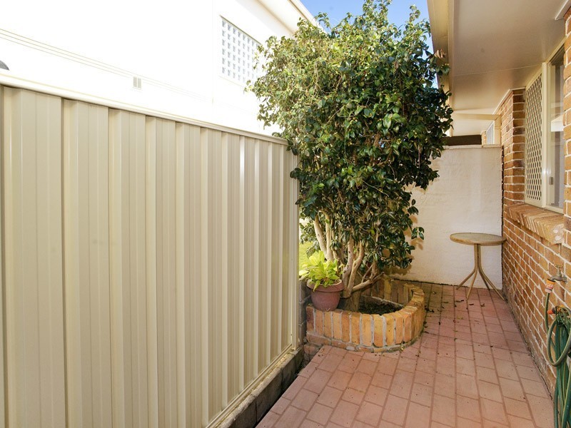 2/10 OSBOURNE ST, Scarborough QLD 4020