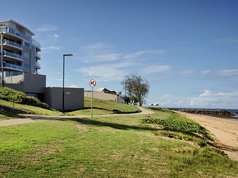 2/10 OSBOURNE ST, Scarborough QLD 4020