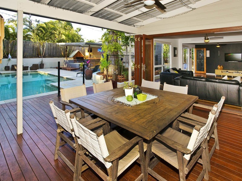 10 PALMTREE AVE, Scarborough QLD 4020