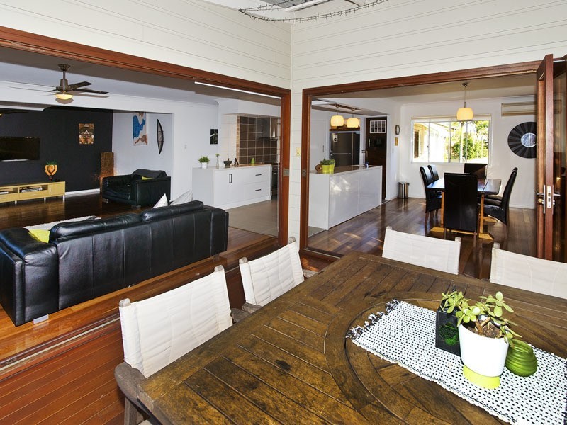 10 PALMTREE AVE, Scarborough QLD 4020