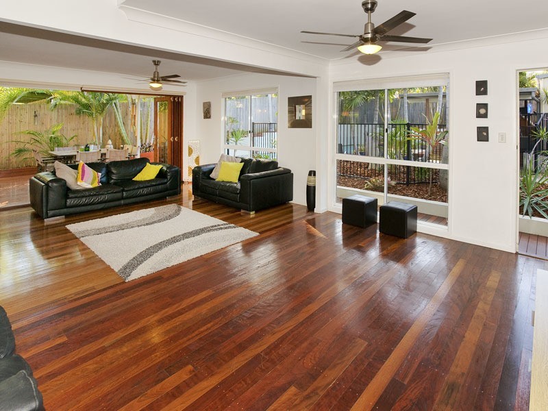 10 PALMTREE AVE, Scarborough QLD 4020