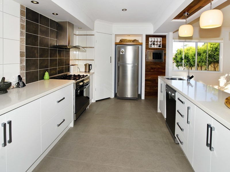 10 PALMTREE AVE, Scarborough QLD 4020