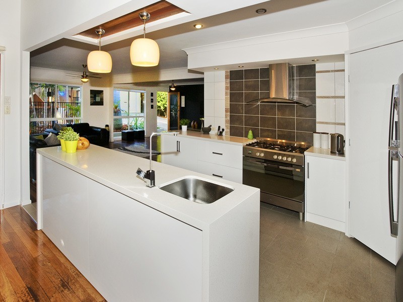 10 PALMTREE AVE, Scarborough QLD 4020