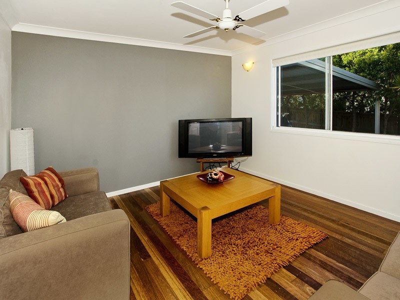 10 PALMTREE AVE, Scarborough QLD 4020