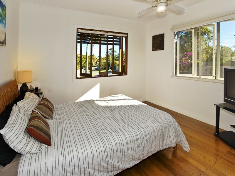 10 PALMTREE AVE, Scarborough QLD 4020