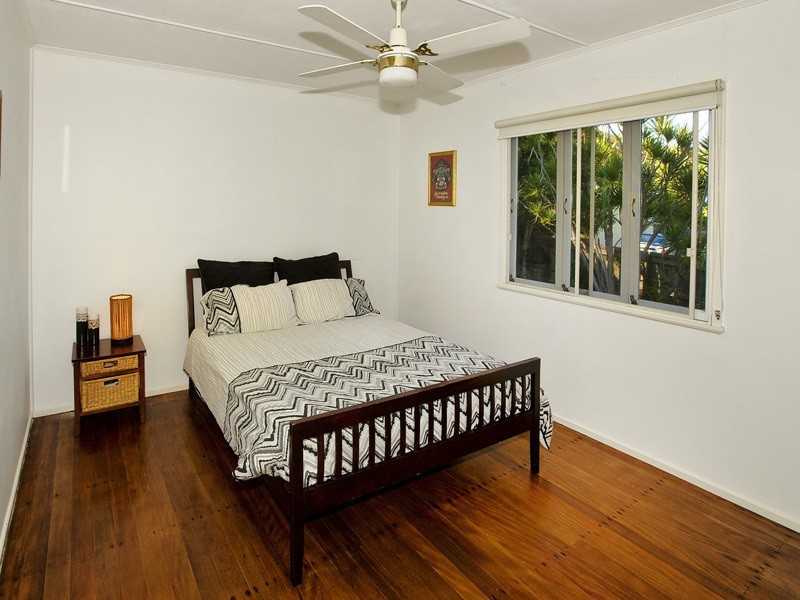 10 PALMTREE AVE, Scarborough QLD 4020