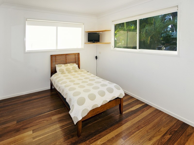 10 PALMTREE AVE, Scarborough QLD 4020