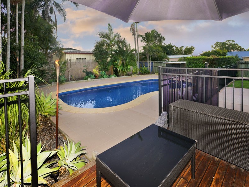 9 LINTHAVEN DR, Rothwell QLD 4022