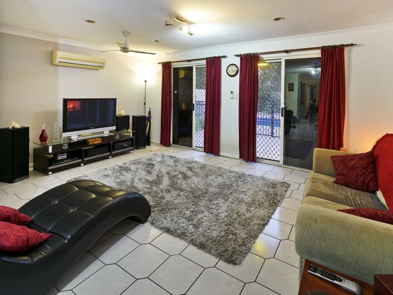 9 LINTHAVEN DR, Rothwell QLD 4022