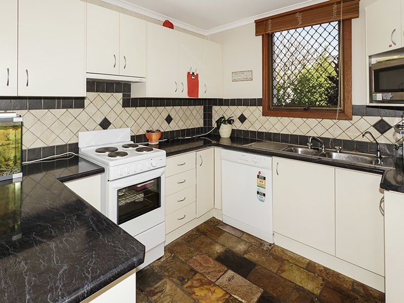 2/4 GRIFFITH RD, Scarborough QLD 4020