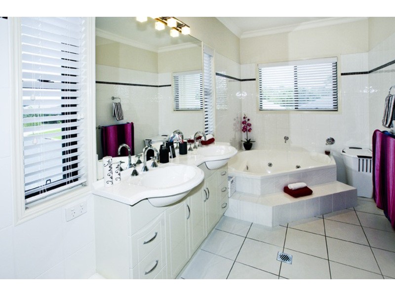 2 SKANDIA COURT, Newport QLD 4020