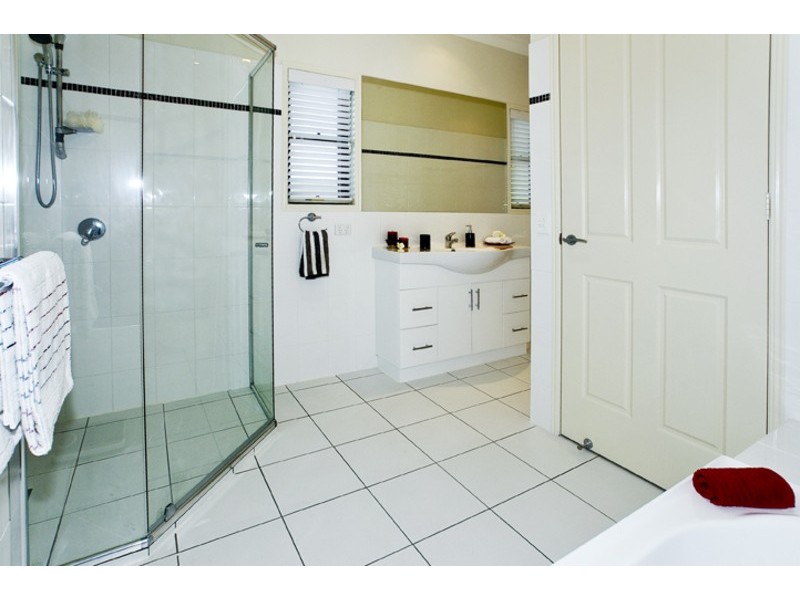 2 SKANDIA COURT, Newport QLD 4020