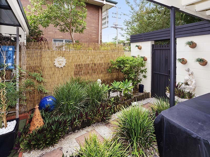 2 CAMELLIA STREET, Clontarf QLD 4019