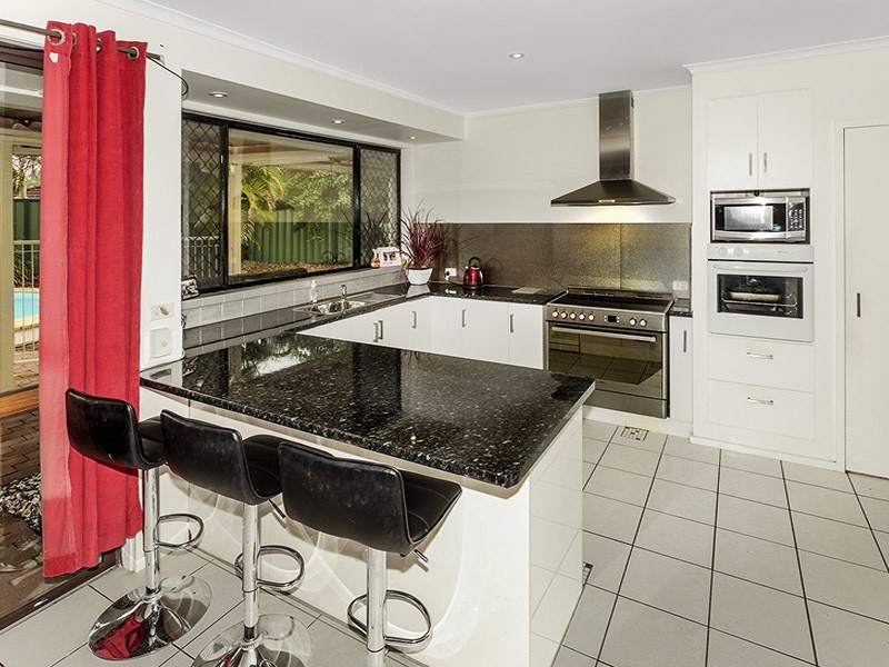 6  VISTA COURT, Newport QLD 4020