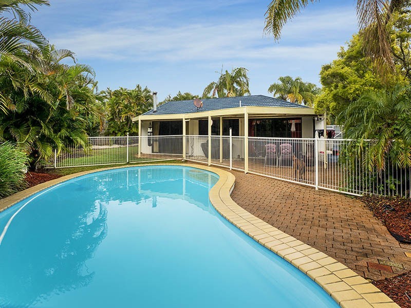 6  VISTA COURT, Newport QLD 4020