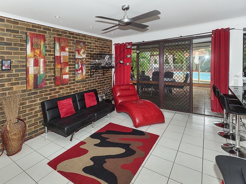 6  VISTA COURT, Newport QLD 4020