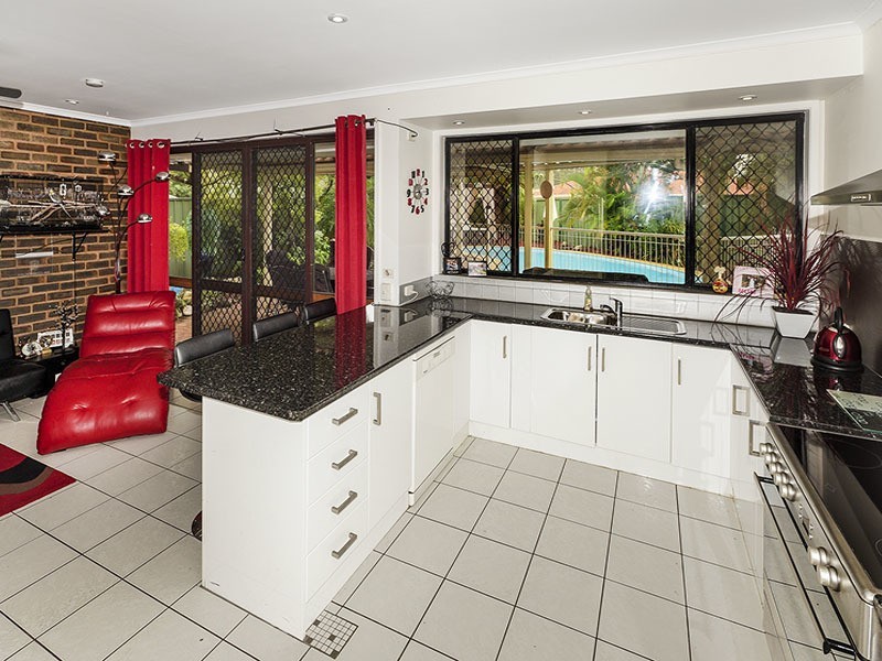 6  VISTA COURT, Newport QLD 4020