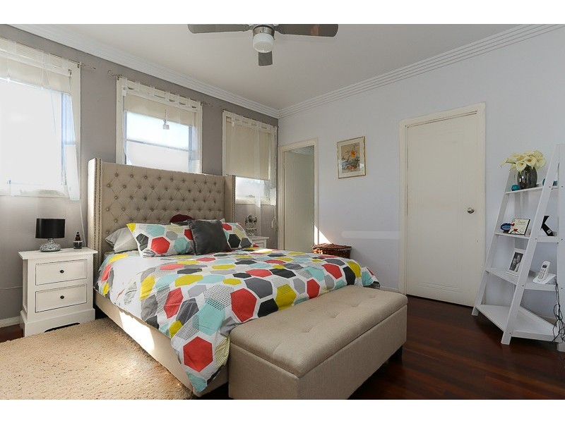 17 VERNON STREET, Clontarf QLD 4019