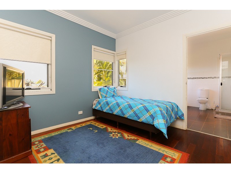 17 VERNON STREET, Clontarf QLD 4019