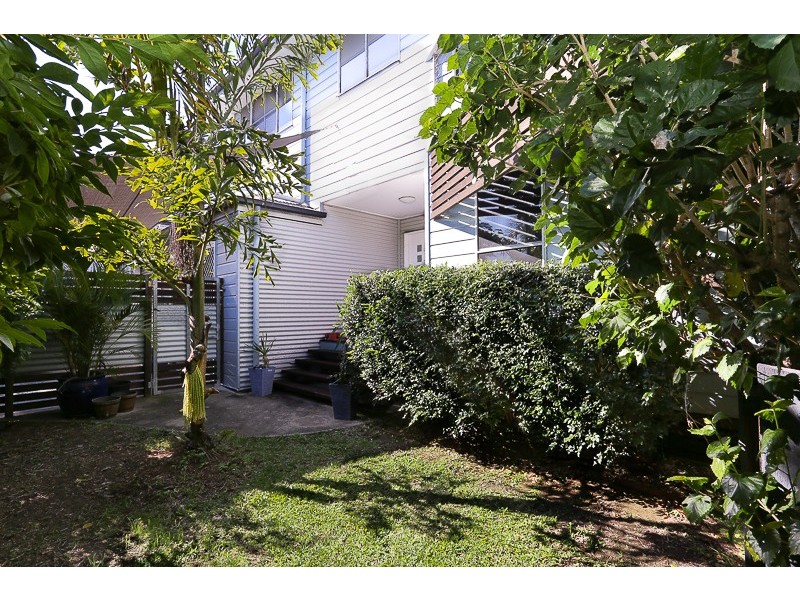 17 VERNON STREET, Clontarf QLD 4019