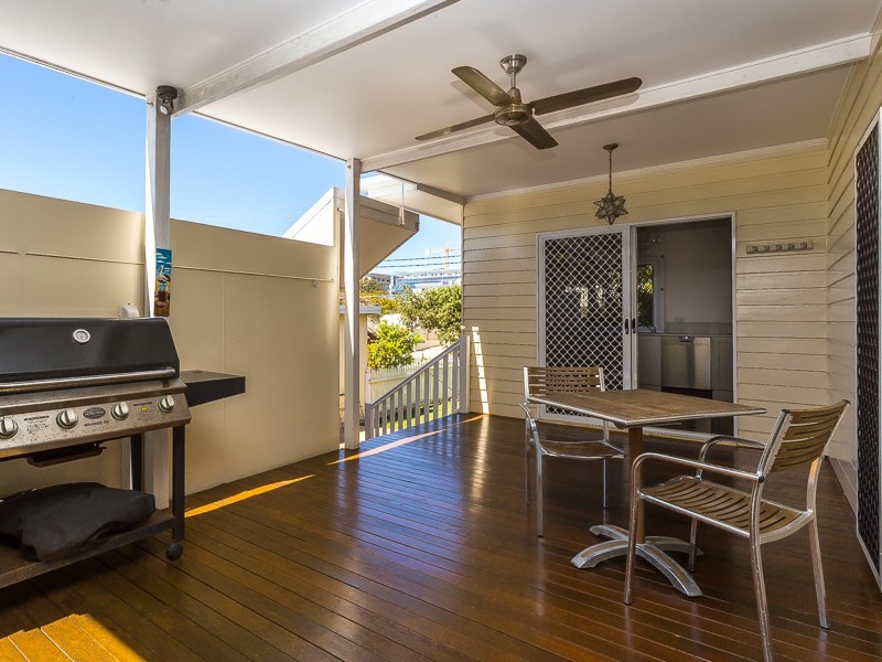 16 BUNTON ST, Scarborough QLD 4020