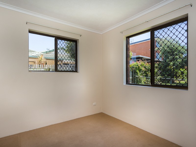 2/10 McNAUGHTON ST, Redcliffe QLD 4020