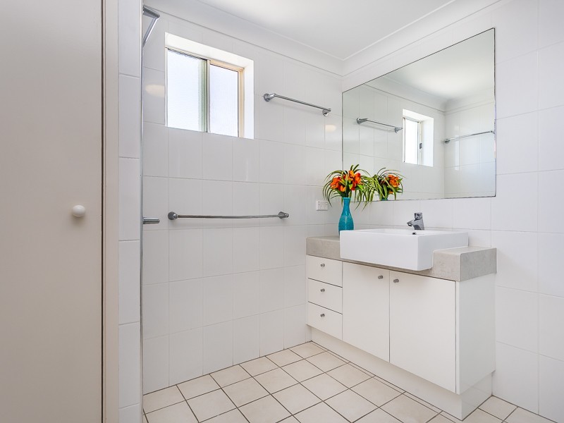 18/8  BUNTON STREET, Scarborough QLD 4020