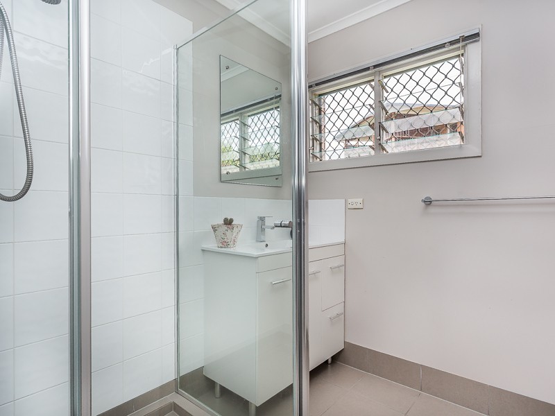 1 & 2/224  MACDONNELL RD, Clontarf QLD 4019