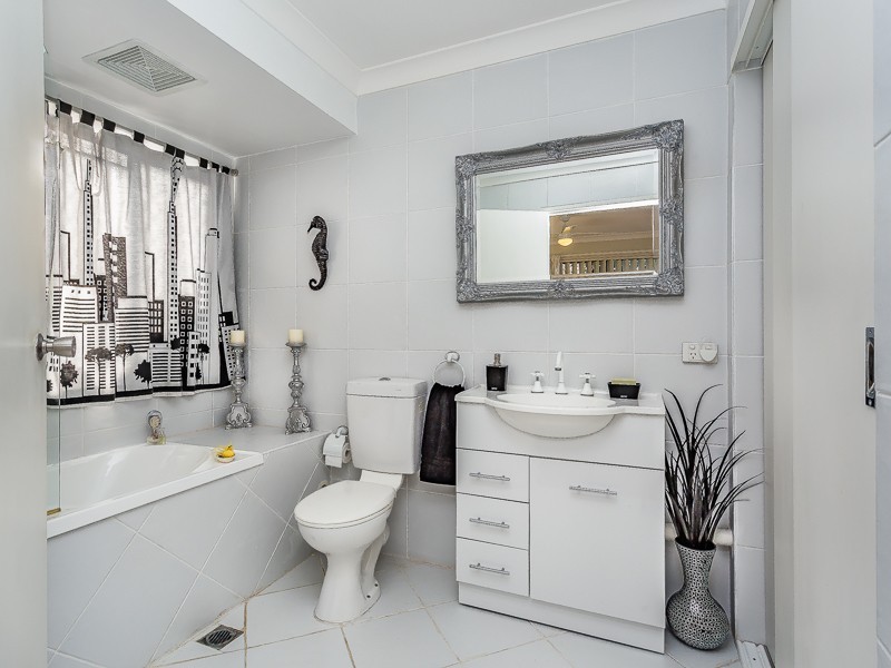 2/139 PRINCE EDWARD PARADE, Scarborough QLD 4020