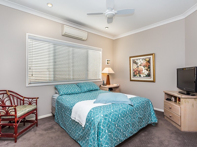588a OXLEY AVE, Scarborough QLD 4020