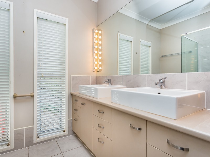 588a OXLEY AVE, Scarborough QLD 4020