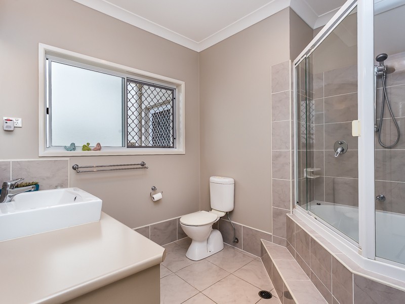 588a OXLEY AVE, Scarborough QLD 4020