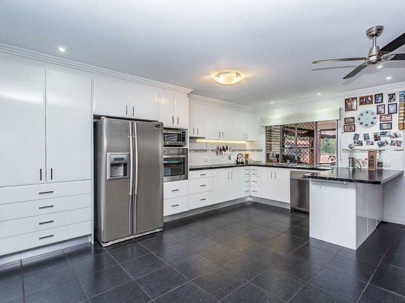15 SANDPIPER ST, Beachmere QLD 4510