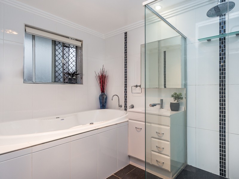 15 SANDPIPER ST, Beachmere QLD 4510