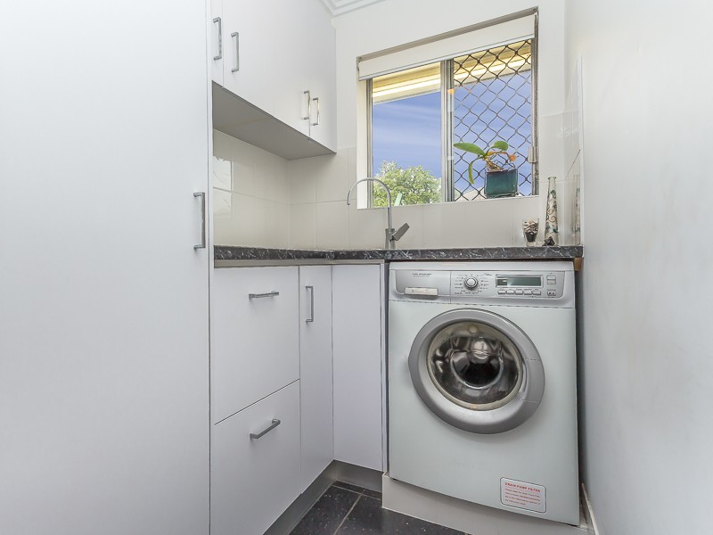 15 SANDPIPER ST, Beachmere QLD 4510