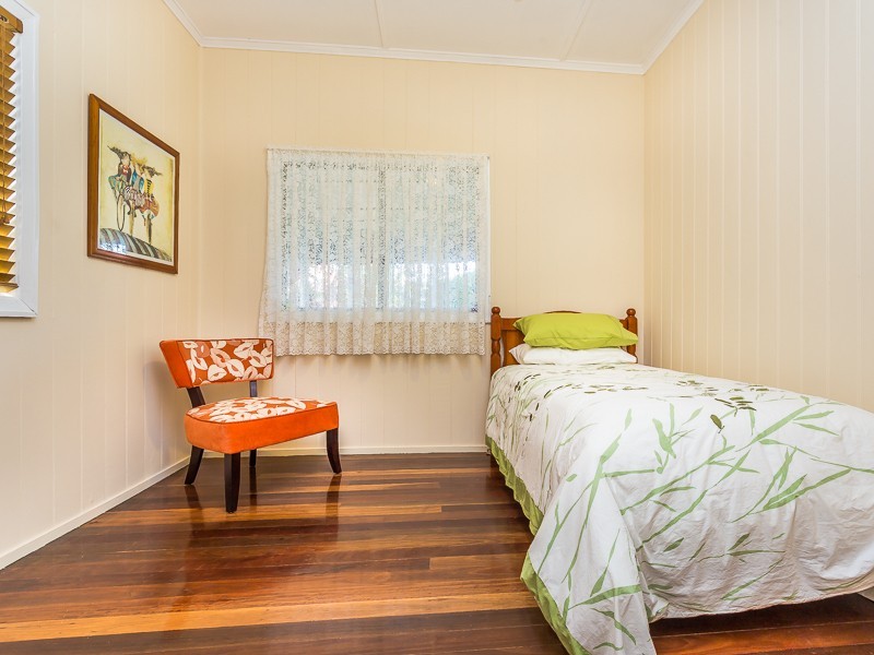 18 GRIFFITH RD, Scarborough QLD 4020