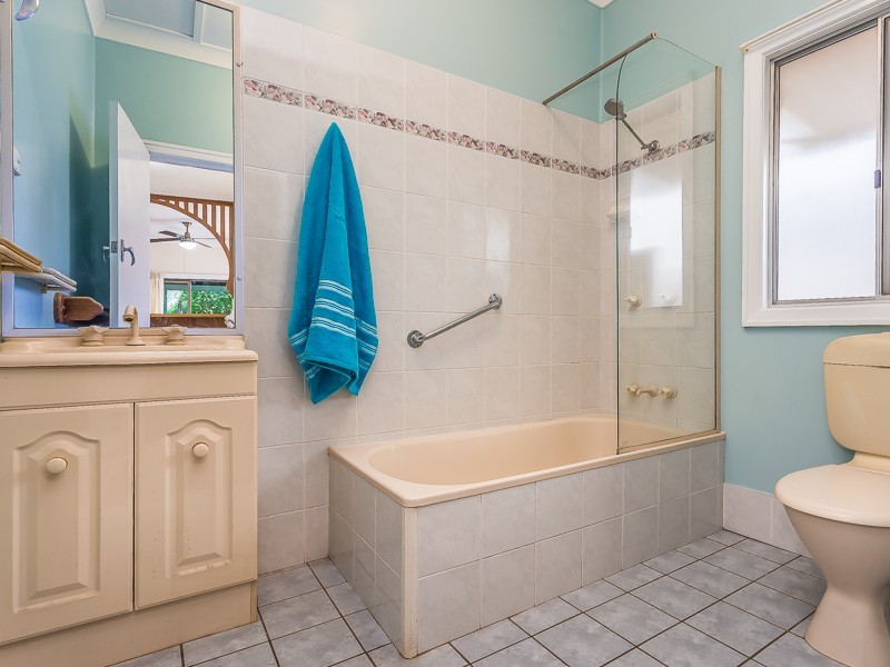 18 GRIFFITH RD, Scarborough QLD 4020