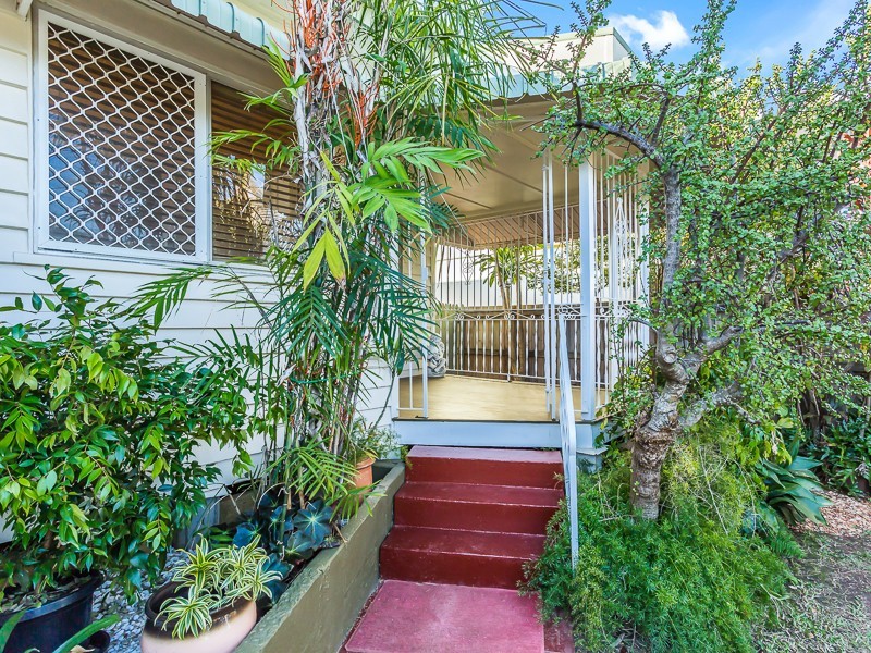 18 GRIFFITH RD, Scarborough QLD 4020