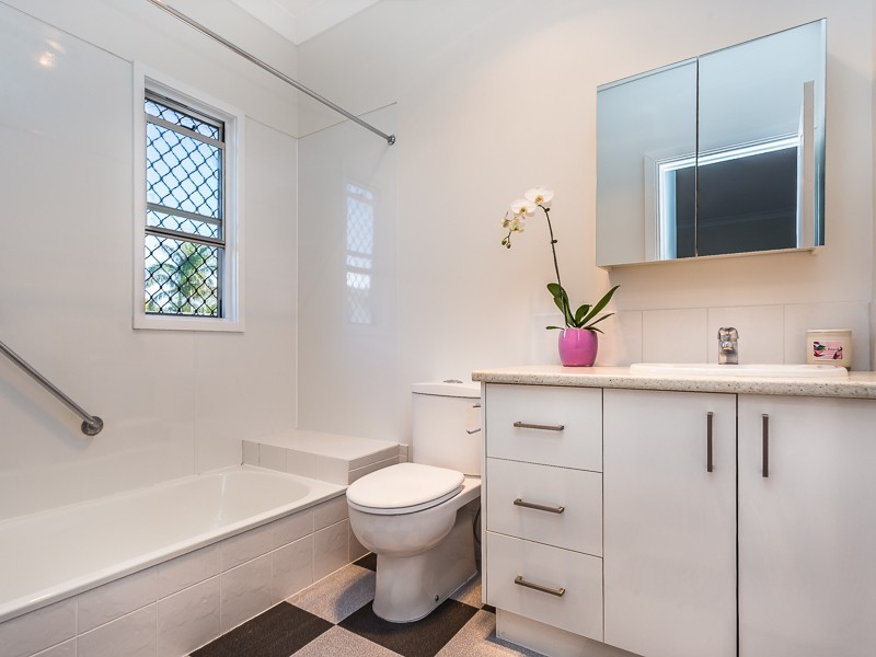 34 COLLINS ST, Woody Point QLD 4019