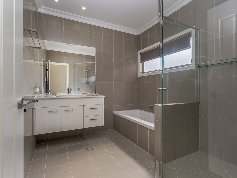 27B CENTRAL AVE, Scarborough QLD 4020