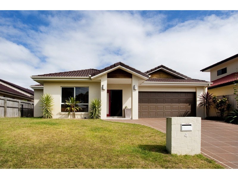 4 SKANDIA COURT, Newport QLD 4020